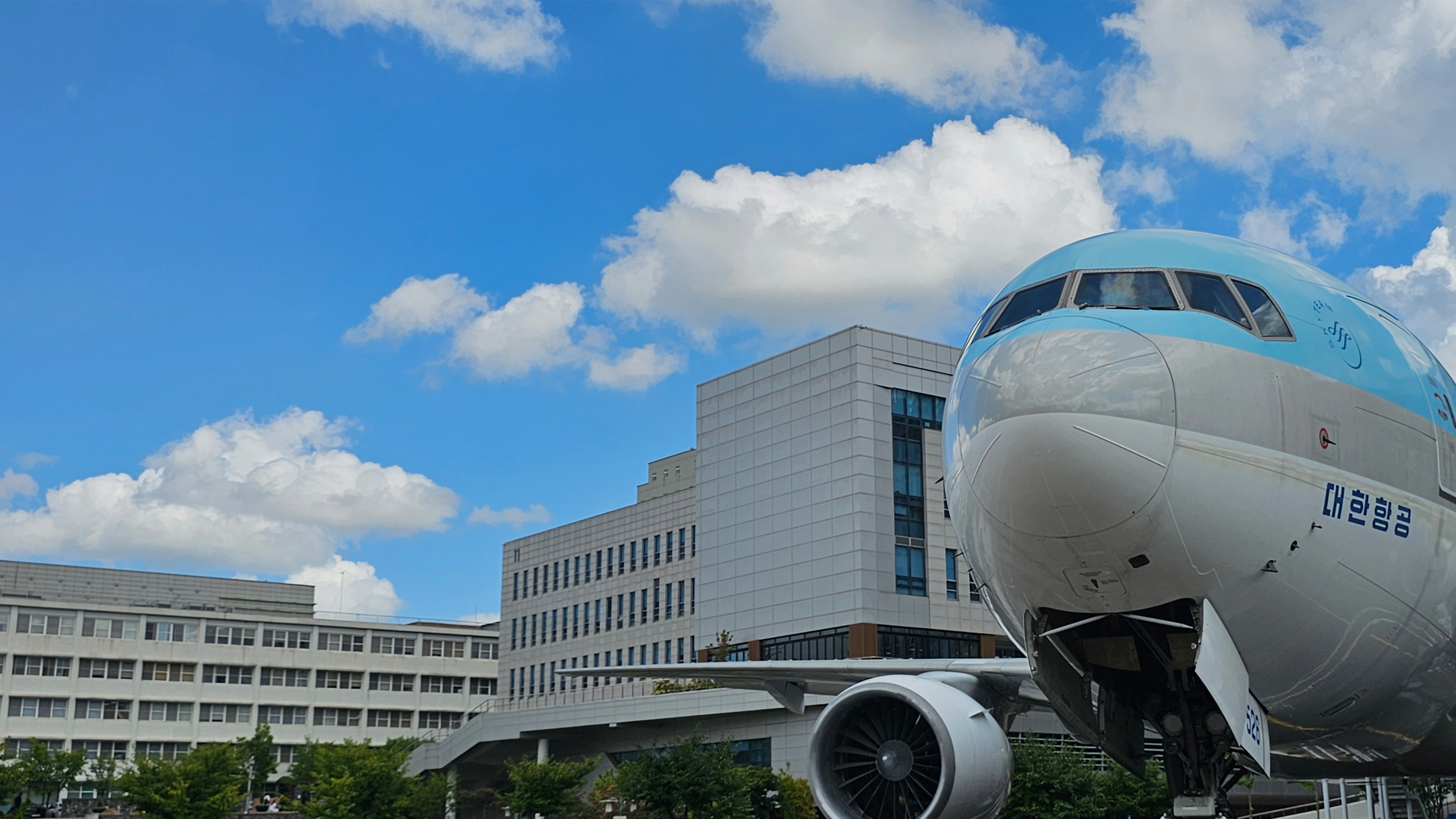 Moving Forward! 젊음이 당당히 나아갈 수 있도록 든든한 버팀목이 되겠습니다.